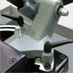 Närbild av en FEMI Metallkap 1750XL 230V industrimaskindel med justeringsspakar.