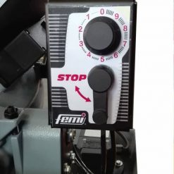 Industriell kontrollpanel med stoppknapp och inställningsrattar på FEMI Metallbandsåg 2200 DAXL ½ Automatisk hydraulisk 230V maskineri.