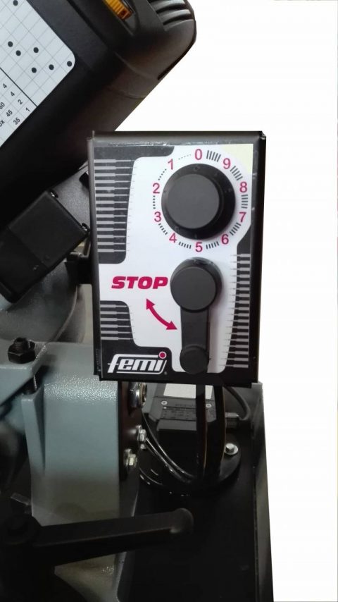 Industriell kontrollpanel med stoppknapp och inställningsrattar på FEMI Metallbandsåg 2200 DAXL ½ Automatisk hydraulisk 230V maskineri.