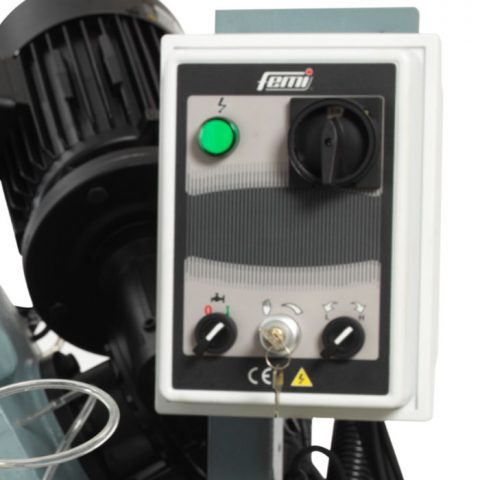 Kontrollpanel på en industrimaskin med grön strömknapp, vred och varningsetiketter för FEMI N310 DADG-½ Automatisk hyd. 380V.