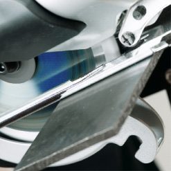 Närbild av ett metallföremål som skärs av en vinkelslip med synliga gnistor från Evolution S185CCSL Metallcirkelsåg inkl klinga.