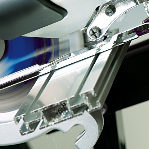 Precisionsmaskin Evolution S185CCSL Metallcirkelsåg inkl klinga som kalibrerar en komponent.