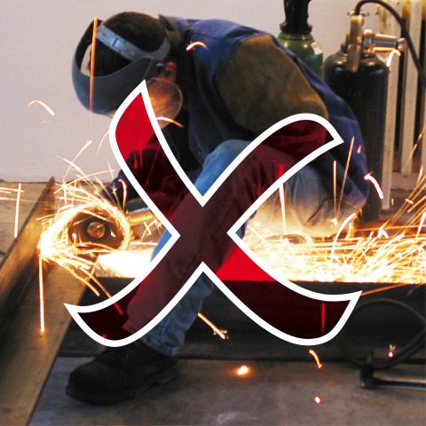 Svetsare på jobbet med gnistor, överlagd med ett rött "x" som indikerar ett Evolution S185CCSL Metallcirkelsåg inklinga förbud eller fel.