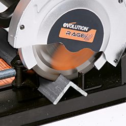 Evolution Rage 4 bänkcirkelsåg med 185mm klinga skär genom metall med gnistor som flyger.