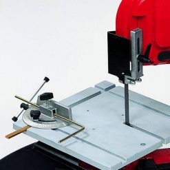 Vinkelmätare till lilla sågbordet FE-70 med vinkeljustering och klämma för fastsättning av material.