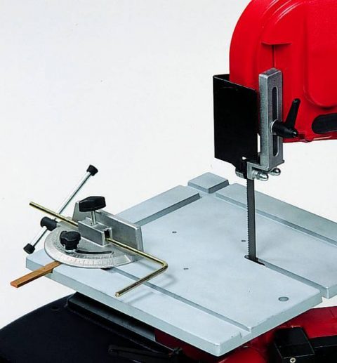 Vinkelmätare till lilla sågbordet FE-70 med vinkeljustering och klämma för fastsättning av material.