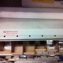 Ett Maskinsågblad 400x40x2,00-4T på en detaljhandelshylla med lådor med sågblad i bakgrunden.