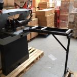 Industriellt FEMI materialbord med stålrullar FE-326 i lagermiljö.