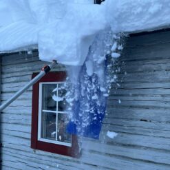 Snö som glider av ett hyttetak nära ett fönster.
Taksnöhyvel 5,85m med ovanligt kraftig oval alu.stång