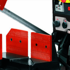 En närbild av FEMI N276 DAXL industrimaskin med röda säkerhetsskydd och ett sågblad.