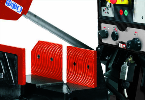 En närbild av FEMI N276 DAXL industrimaskin med röda säkerhetsskydd och ett sågblad.